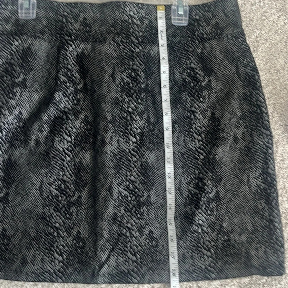 ⭐️International Concepts snake print knee high skirt women’s L - Picture 6 of 7